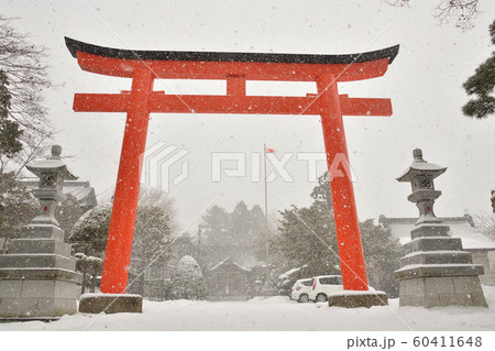 北海道函館市湯倉神社境内の冬の雪景色の風景を撮影 60411648