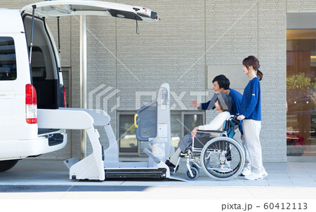 送迎車に乗るシニアの女性 60412113