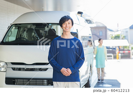 送迎する男性スタッフ 60412213