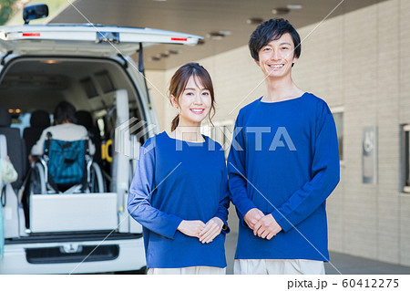 送迎車に乗るシニアの女性 送迎車に乗るシニアの女性 60412275