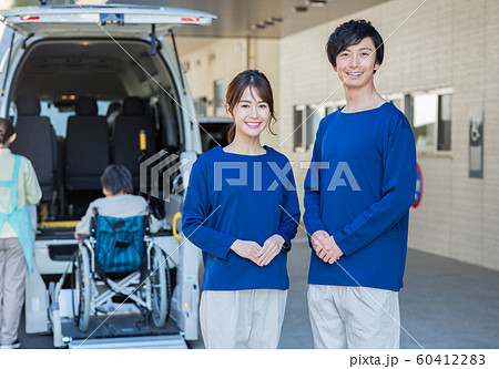 送迎車に乗るシニアの女性 60412283