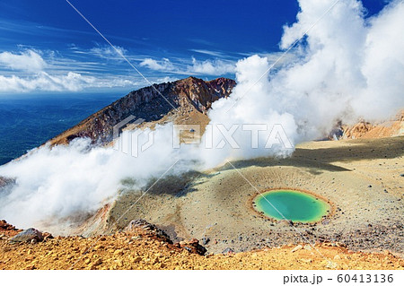 北海道・阿寒国立公園 雌阿寒岳の青沼 北海道・阿寒国立公園 雌阿寒岳の青沼 60413136
