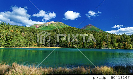 北海道・阿寒国立公園 オンネトーと雌阿寒岳と阿寒富士の風景 60413147