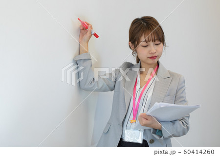 ボードに書きながら話す女性 ボードに書きながら話す女性 60414260