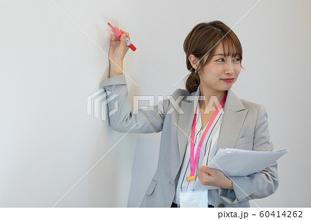 ボードに書きながら話す女性 ボードに書きながら話す女性 60414262