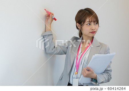 ボードに書きながら話す女性 60414264
