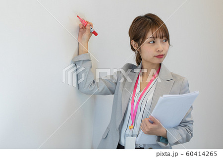 ボードに書きながら話す女性 60414265