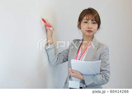ボードに書きながら話す女性 ボードに書きながら話す女性 60414266