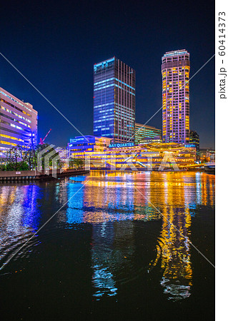 日本の横浜都市景観 横浜ベイクォーターなどを望む(夜景) 日本の横浜都市景観 横浜ベイクォーターなどを望む(夜景) 60414373