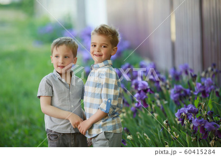 Excited running kids in green field play together 60415284