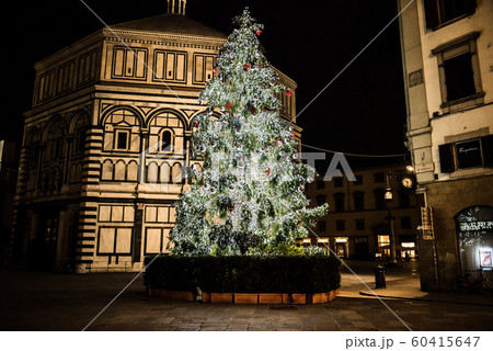 イタリア　フィレンツェのサン・ジョヴァンニ広場　深夜のクリスマスツリー 60415647