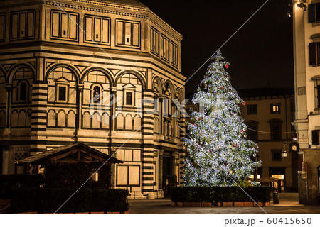イタリア　フィレンツェのサン・ジョヴァンニ広場　深夜のクリスマスツリー 60415650