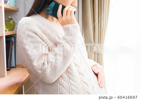 電話する妊婦 60416697