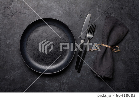 Empty plate, fork and knife 60418083