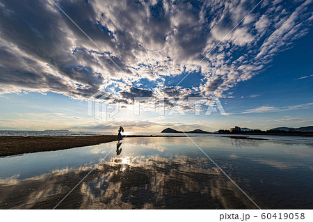 虹傘の少女　リフレクションの父母ヶ浜４ 60419058