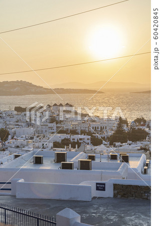 ミコノス島　風車と夕日とエーゲ海 60420845