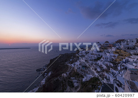 世界一の夕闇の絶景　サントリーニ島イアの古城 60420997