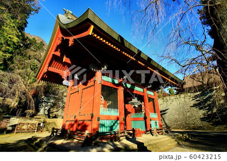 秋燃ゆる妙義山… 朝の『妙義神社』 60423215