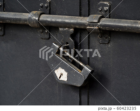 錠前と閂 60423235