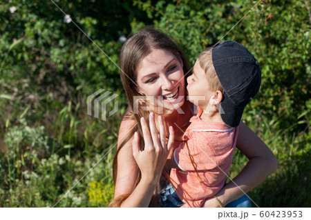 写真素材: Beautiful mom with her son on a picn