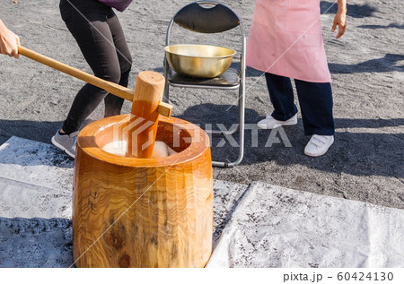 日本の伝統文化　餅つき 60424130