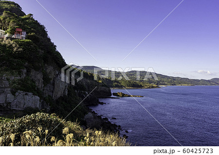 元乃隅神社 津黄漁港西北端の海蝕地形 山口県長門市 元乃隅神社 津黄漁港西北端の海蝕地形 山口県長門市 60425723
