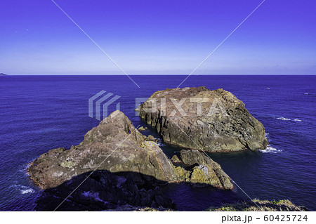 元乃隅神社　津黄漁港西北端の海蝕地形　山口県長門市 60425724