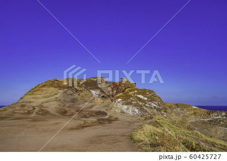 元乃隅神社　津黄漁港西北端の海蝕地形　山口県長門市 60425727