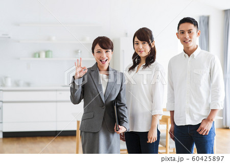 夫婦 新婚 カップル 家族 ライフスタイル リビング 夫婦 新婚 カップル 家族 ライフスタイル リビング 60425897