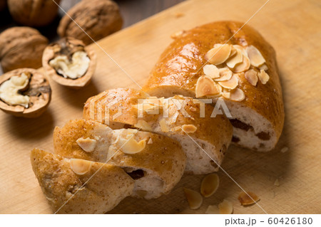 胡桃とレーズンのパン 60426180