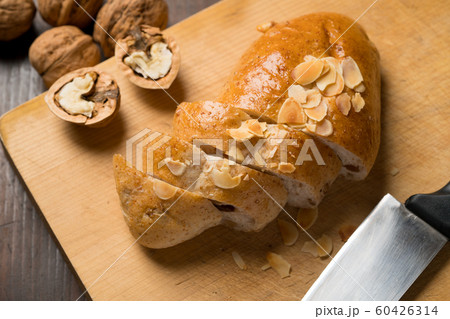 胡桃とレーズンのパン 胡桃とレーズンのパン 60426314