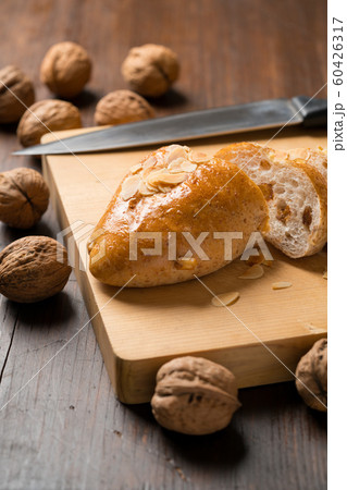 胡桃とレーズンのパン 60426317