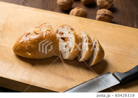 胡桃とレーズンのパン 60426319