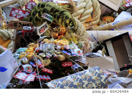 花園神社　「納め大明神」に収められた古い木札や熊手など 60426484