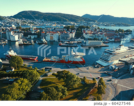 ベルゲンの港町の上空から 60427546