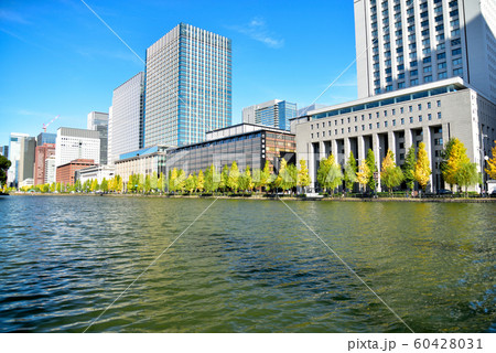皇居のお濠と丸ノ内のビル街 60428031