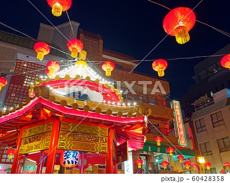 夜の神戸 ライトアップされた南京町広場 60428358