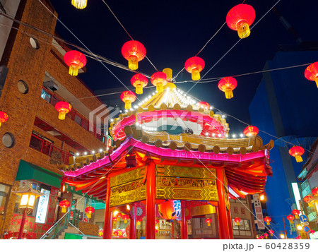 夜の神戸 ライトアップされた南京町広場 60428359