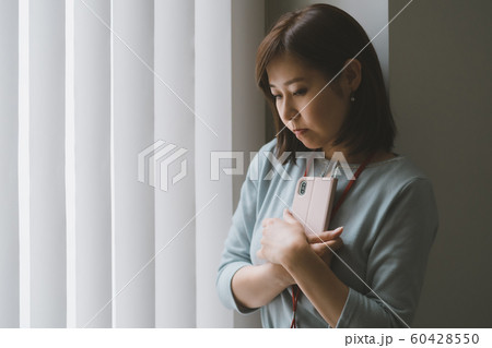 他者の評価を気にしすぎて職場でクヨクヨ思い悩む自分に自信がない人 60428550