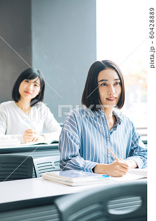 授業中の大学生 撮影協力「近畿大学」  授業中の大学生 撮影協力「近畿大学」  60428889