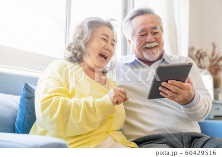老夫婦　ライフスタイル　パソコン 60429516