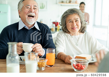 家族　ライフスタイル　食事 60429598