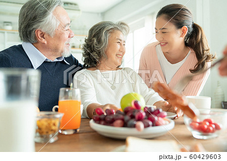 家族 ライフスタイル 食事 家族 ライフスタイル 食事 60429603
