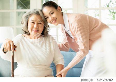 シニア　介護　リビング 60429702
