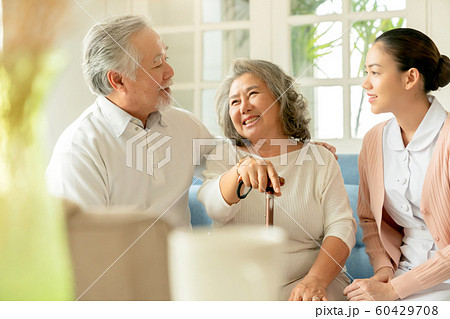 シニア　介護　会話 60429708