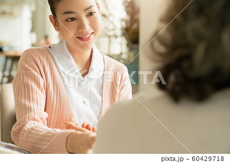 女性　介護　会話 60429718