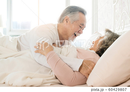 老夫婦 ライフスタイル 寝起き 老夫婦 ライフスタイル 寝起き 60429807