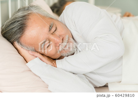 老夫婦　ライフスタイル　睡眠 60429810