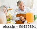 家族　ライフスタイル　音楽 60429891