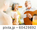 家族　ライフスタイル　音楽 60429892